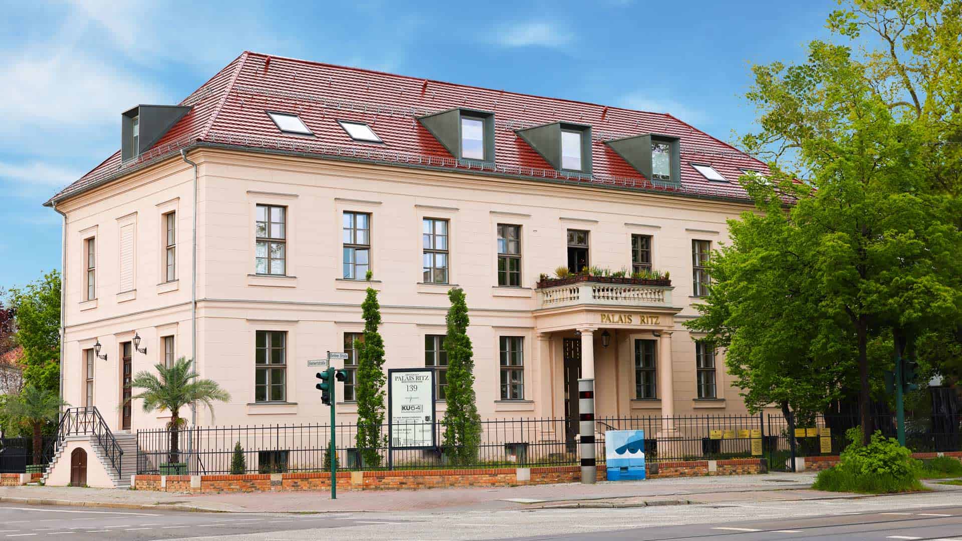 Das Palais Ritz an der Berliner Straße 139, Ecke Behlertstraße in Potsdam — Foto der Fassade